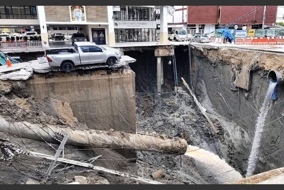 Debido al incidente, se suspendieron los servicios de agua y electricidad en la zona afectada. (Foto: redes sociales)