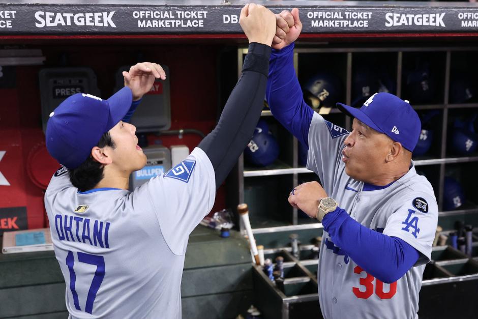 Othani festejó de esta manera con Dave Roberts, su entrenador, después de su cuadrangular. (Foto: AFP)