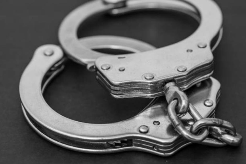 Durante el operativo se incautaron armas de alto calibre y chalecos antibalas blindados. (Foto: PNC)