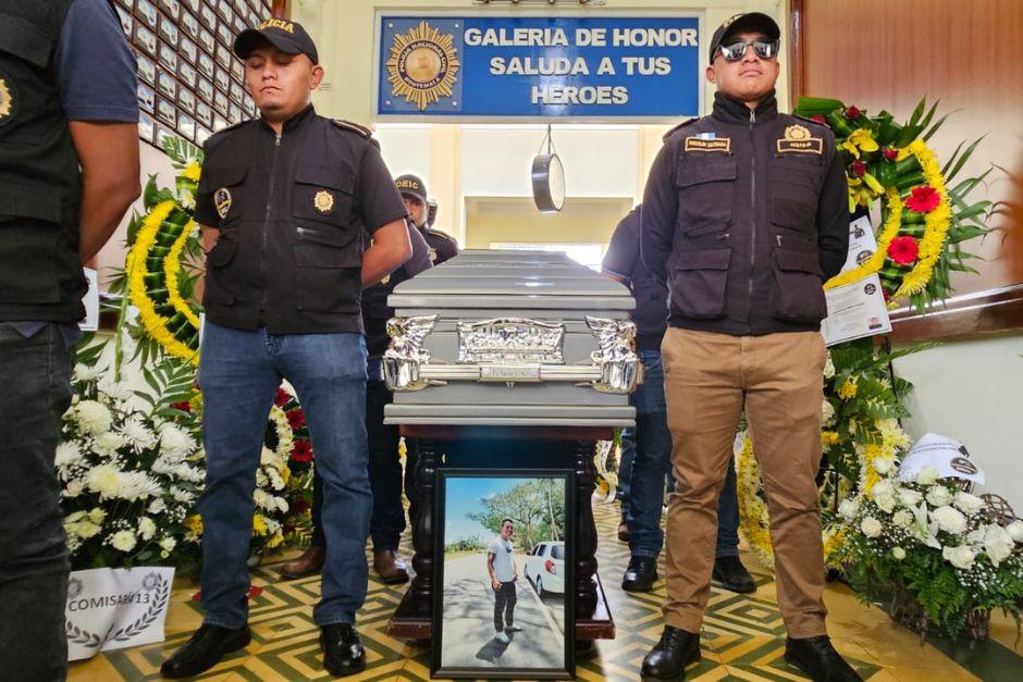 Este jueves se rindieron honras fúnebres al investigador de la PNC asesinado ayer. (Foto: Estuardo Paredes / colaborador)
