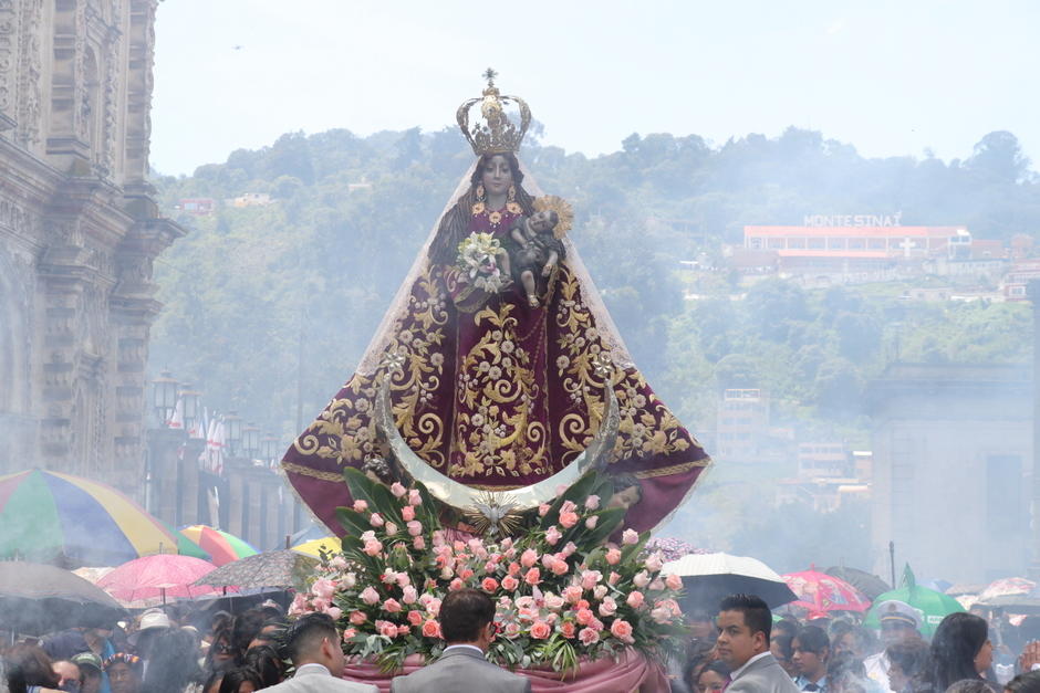 La patrona de Quetzaltenango recorrió las calles de Xela acompañada de cientos de fieles devotos.&nbsp;(Foto: Oswaldo Cop/Colaborador)