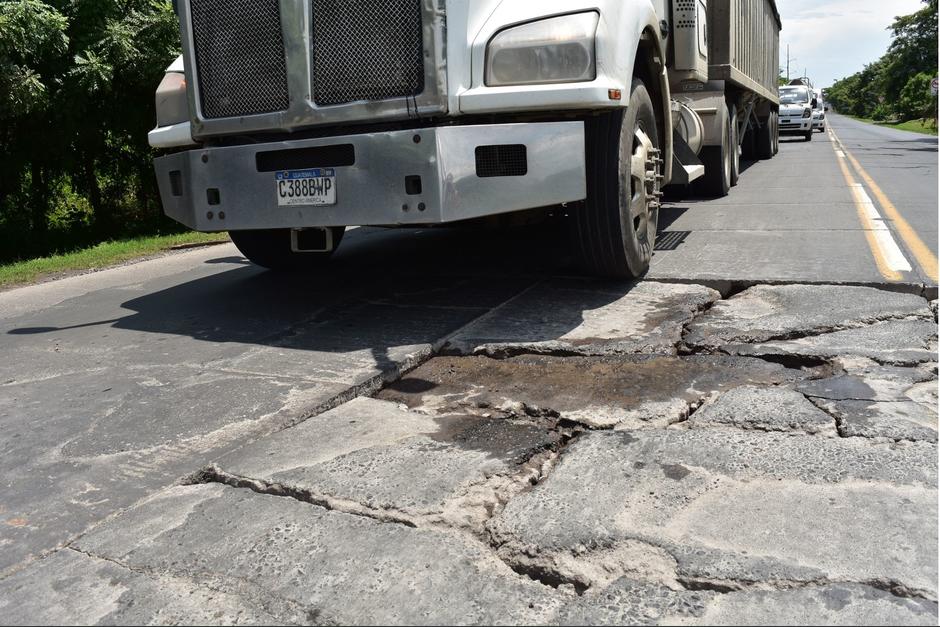 La ruta Escuintla Puerto Quetzal se encuentra muy deteriorada. (Foto: Estuardo Palacios / Soy502)