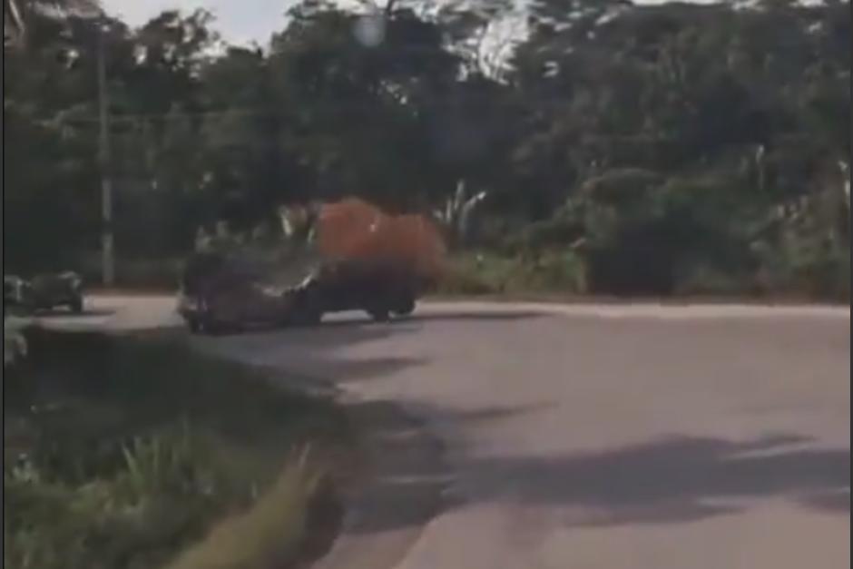 La mercadería que llevaba termina en el suelo. (Foto: captura de video)