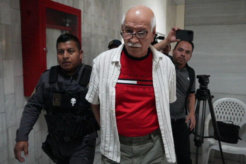 Carlos Acevedo, sindicado de arrollar un motorista en la zona 9, a su ingreso al juzgado de turno.&nbsp;(Foto: Wilder López/Soy502)