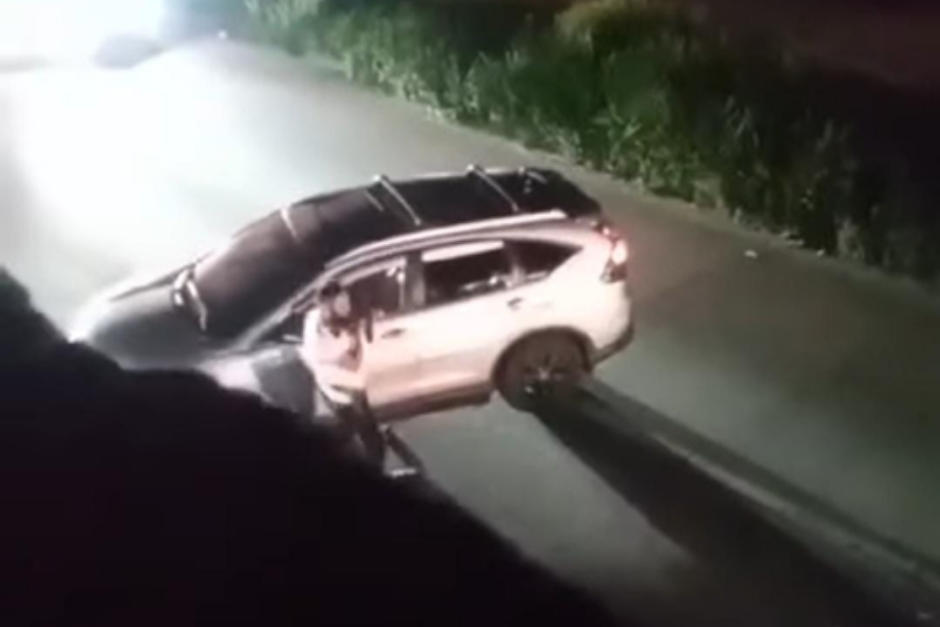 En la escena quedaron dos camionetas con varios impactos de bala. (Imagen: captura de pantalla)