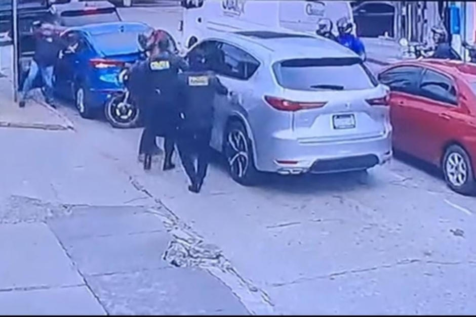 Agentes PNC y varios testigos intervinieron en el lugar y lograron que el conductor detuviera la marcha. (Imagen: captura de pantalla)