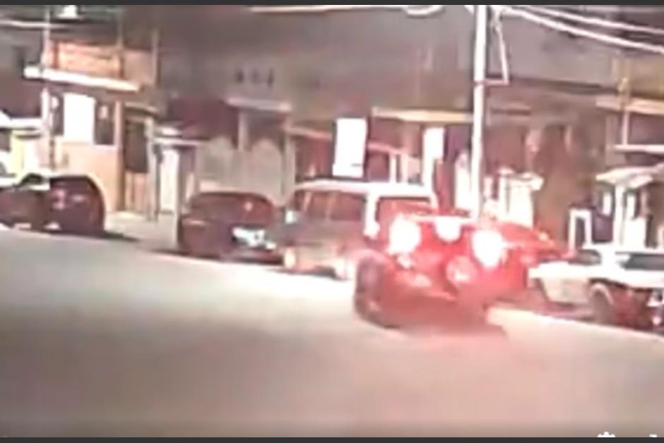 Uno de los carros pasó dañando otro que estaba estacionado. (Foto: captura de video)