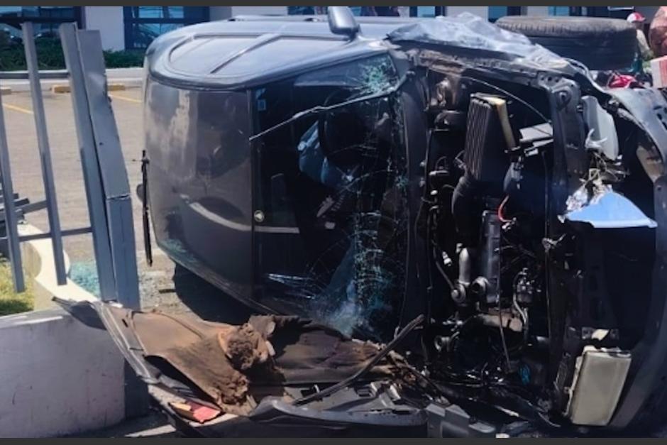 El auto quedó destrozado de la parte delantera. (Foto: redes sociales)