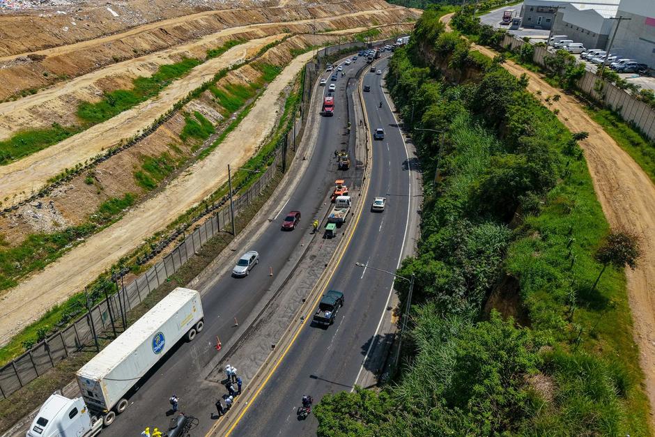 Este domingo comenzó el bacheo de un tramo en la carretera que va de Amatitlán a Villa Nueva, con sentido a la capital. (Foto: Covial)
