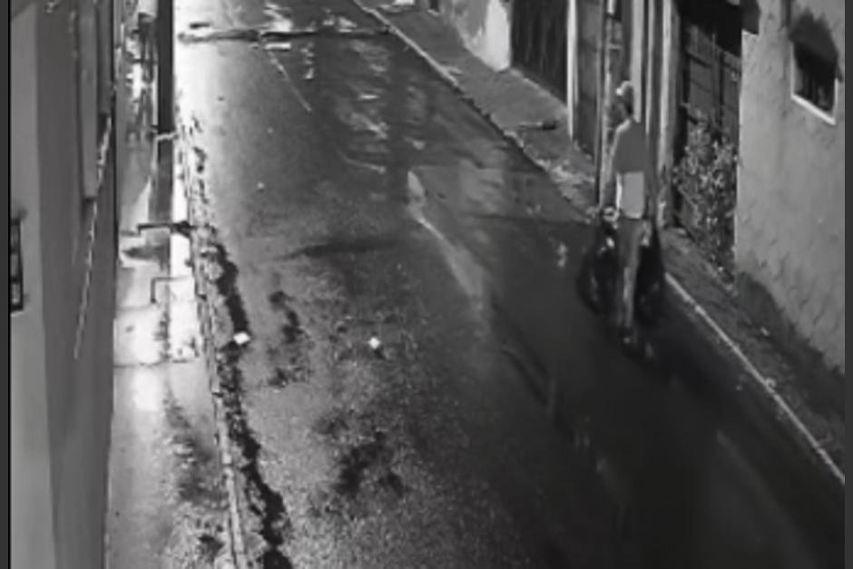 Las imágenes muestran cómo el hombre tira las bolsas en la calle. (Foto: captura de video)