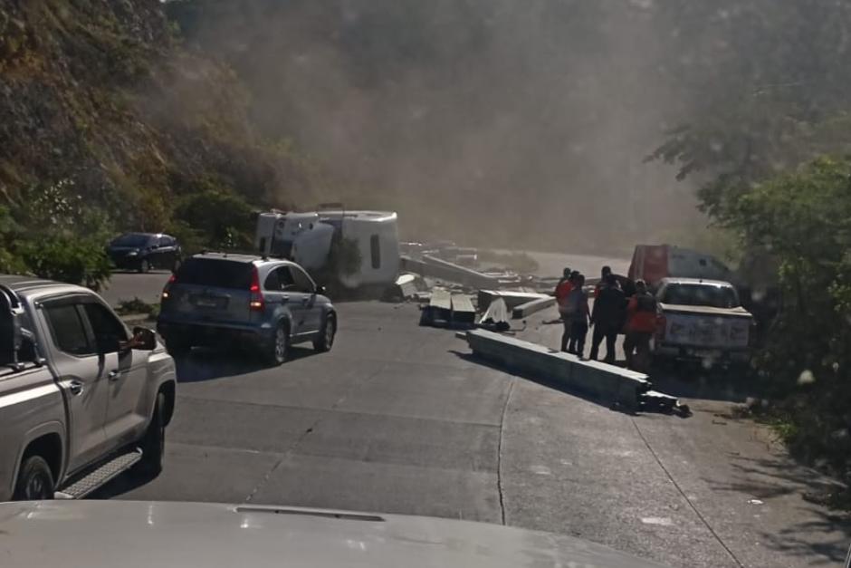 Un tráiler quedó artravesado en la carretera, en el kilómetro 64 de la ruta al Atlántico. (Foto: Cortesía/Hugo Bran)