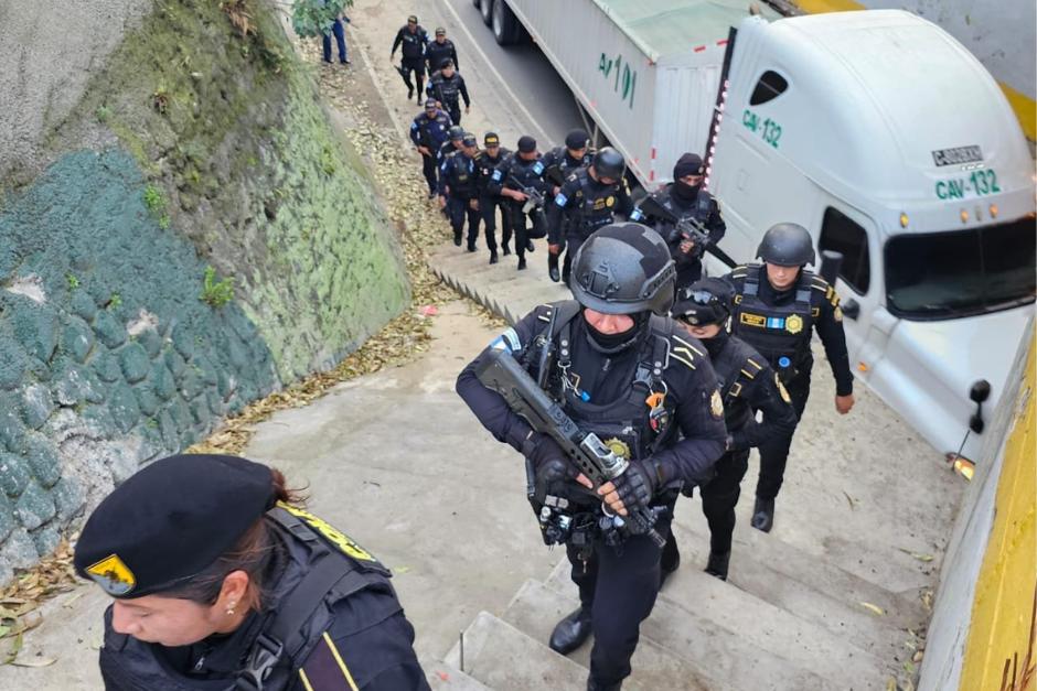 El contingente policial supervisa distintos sectores del barrio El Gallito. (Foto: PNC)