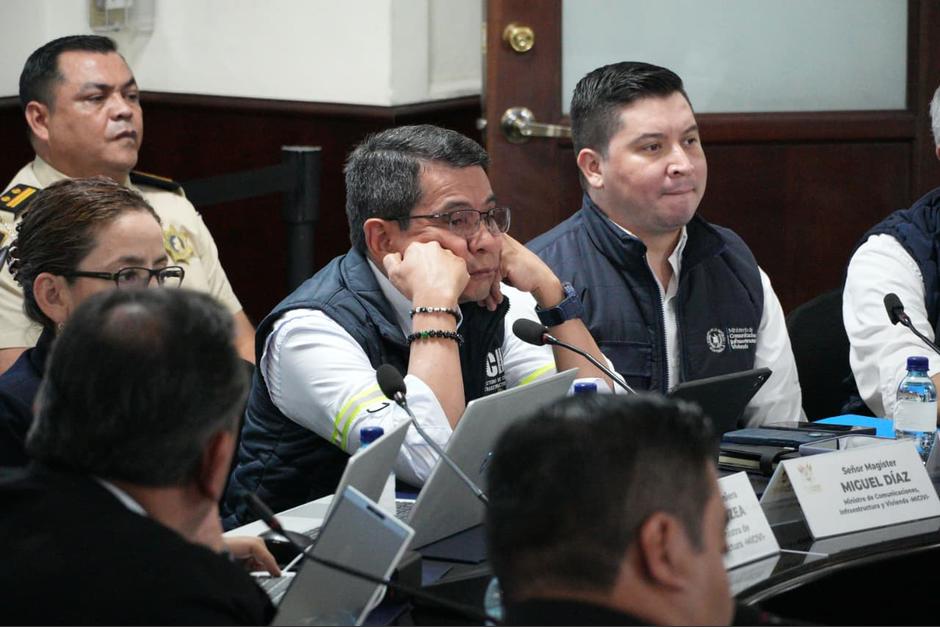 Durante más de dos horas, el ministro de Comunicaciones, Miguel Ángel Díaz, escuchó reclamos de los jefes de bloque del Congreso, por el mal estado de las carreteras. (Foto: Wilder López/Soy502)