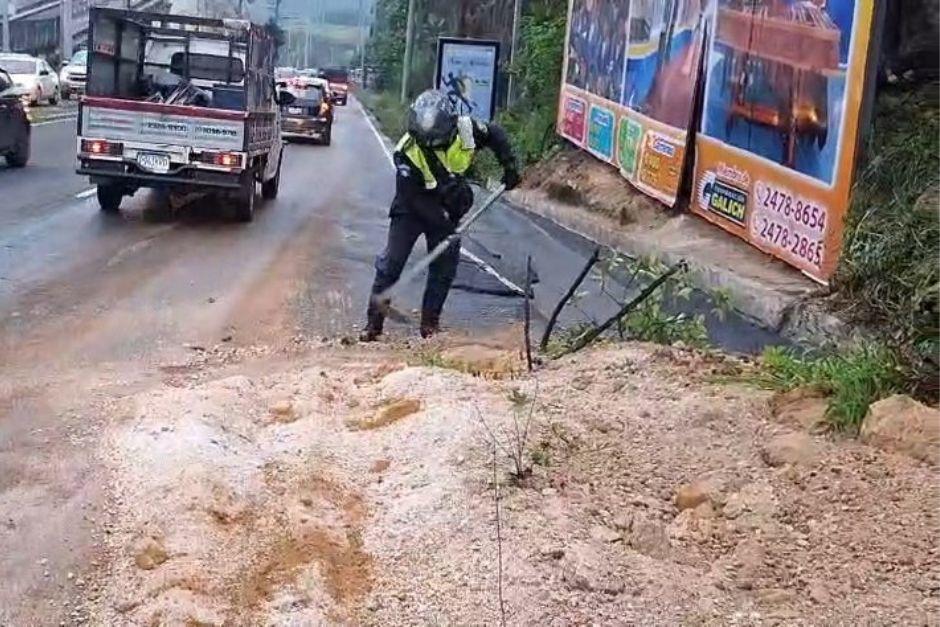 Elementos de la PMT de Mixco realizan las labores de limpieza por el derrumbe. (Foto: Tránsito Mixco)