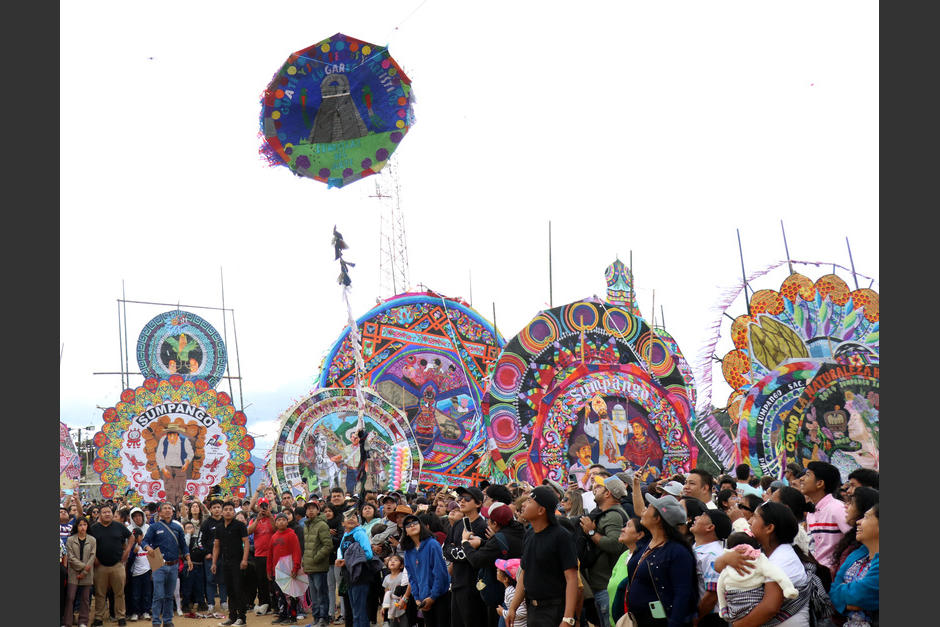 El público disfruta cada año del vuelo y la majestuosidad de los barriletes gigantes, tradicionales de la región.&nbsp;(Foto: Renato Melgar/Colaborador)