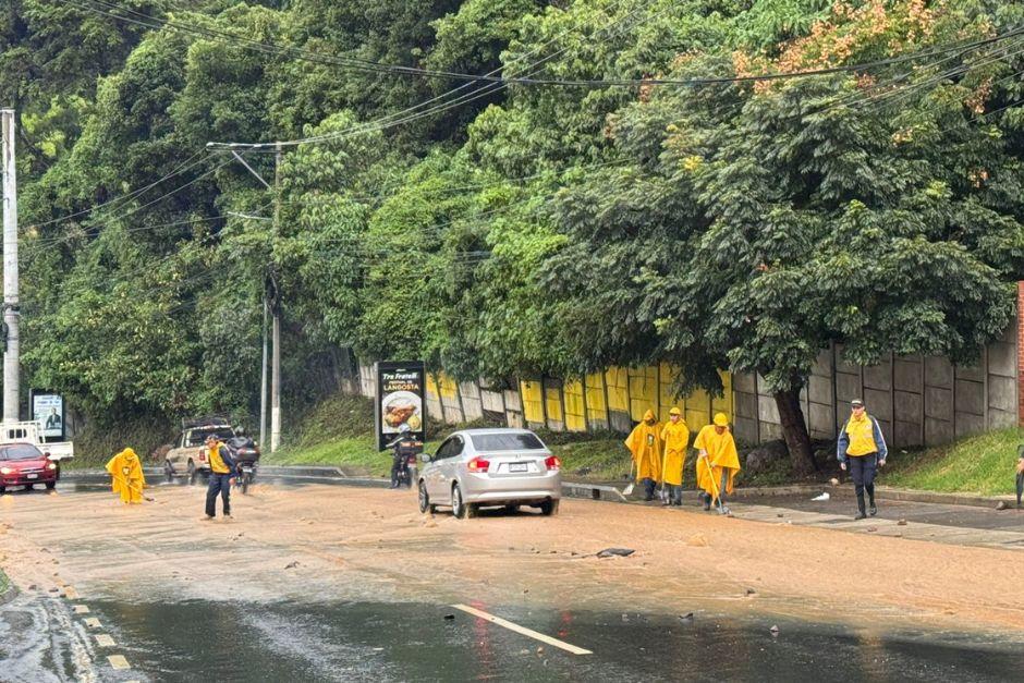 Las autoridades municipales ya atienden las emergencias ocasionadas por las lluvias. (Foto: Municipalidad de Santa Catarina Pinula)