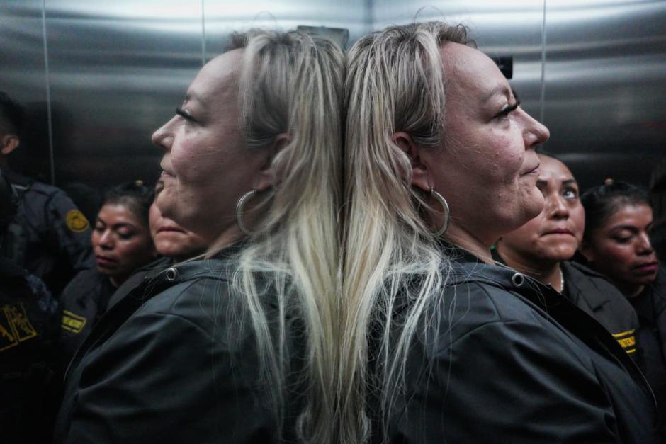 María Marta Castañeda en los elevadores de Tribunales en resguardo de agentes del Sistema Penitenciario. Su proceso sigue bajo reserva judicial.&nbsp;(Foto: Wilder López/Soy502)