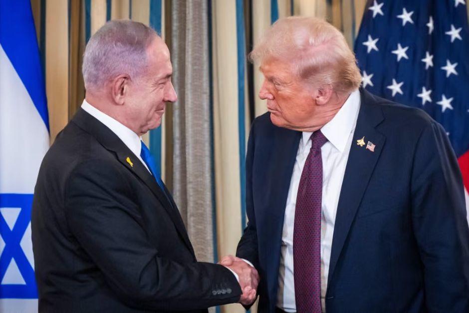 Donald Trump y Benjamin Netanyahu se estrechan la mano en una conferencia de prensa. (Foto: redes sociales)