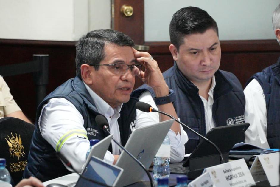 De acuerdo con el ministro de Comunicaciones, las dificultades en los trabajos de bacheo son por la escasez y acaparamiento del asfalto. (Foto: Wilder López/Soy502)