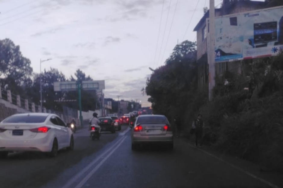 El cierre parcial en Boca del Monte y el uso de rutas alternas genera complicación vehicular con dirección a la ciudad. (Foto: PMT San Miguel Petapa)&nbsp;