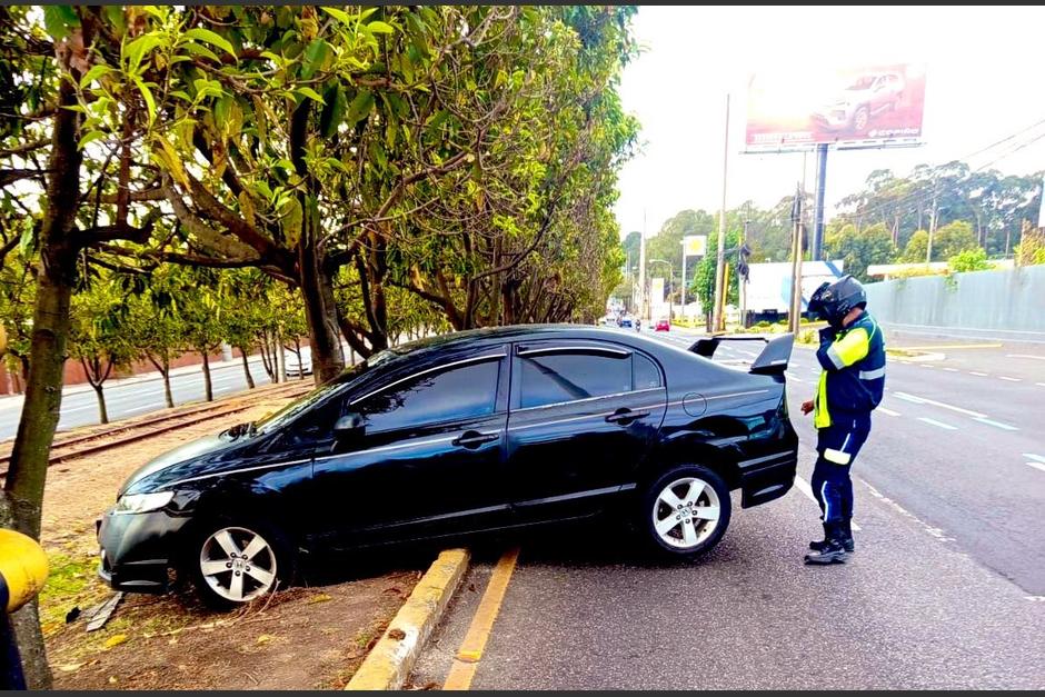 &iexcl;Empotrado! As&iacute; termin&oacute; un auto luego de accidente en zona 12