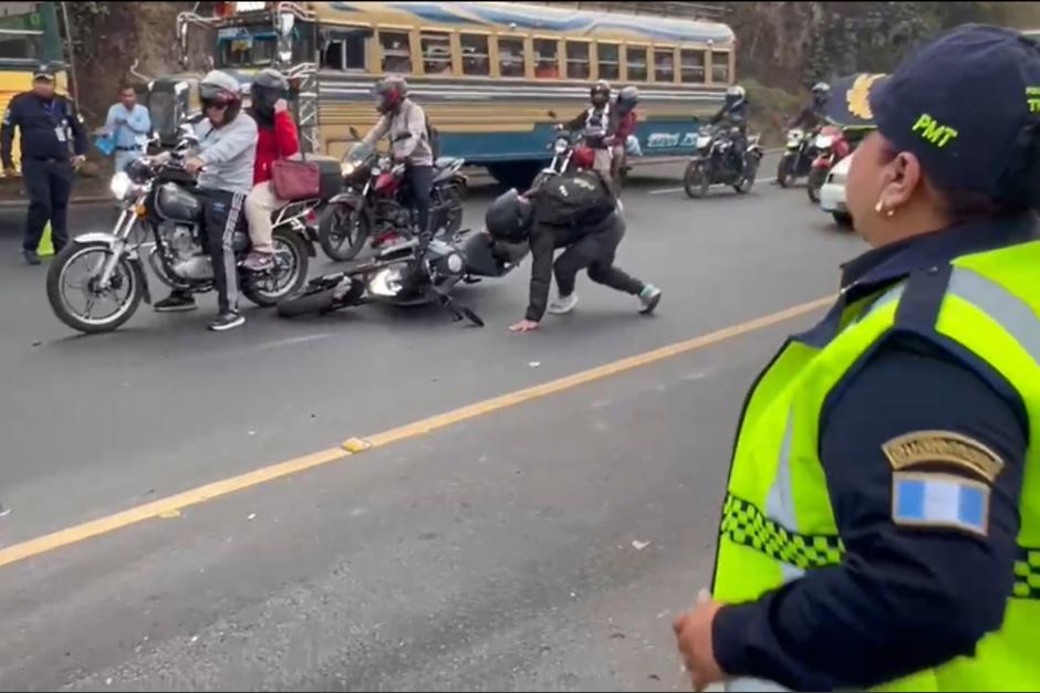 Un choque leve fue grabado por la Polic&iacute;a Municipal de Tr&aacute;nsito de Villa Nueva. (Foto: PMT Villa Nueva / Soy502)