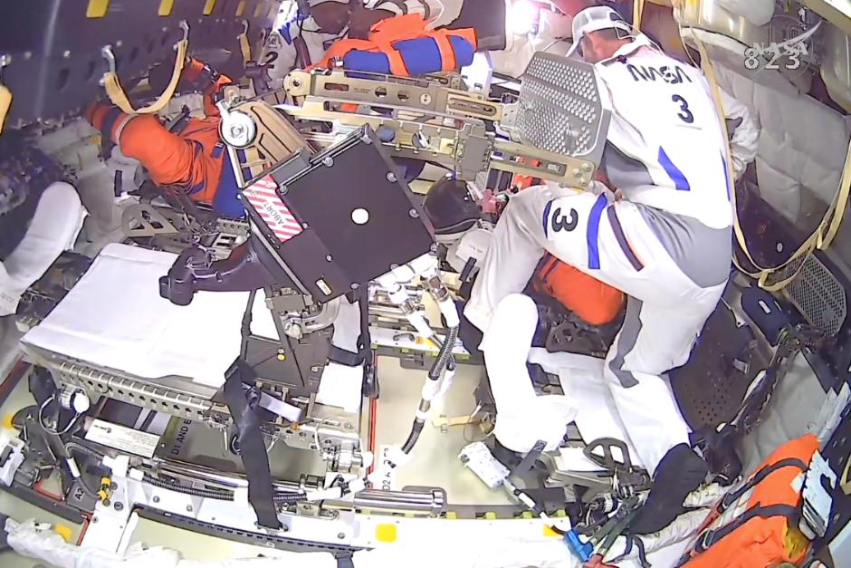 Los cuatro astronautas designados para el viaje a la luna&nbsp;toman asiento en la cima del cohete.  (Foto:  Jared Isaacman/NASA)