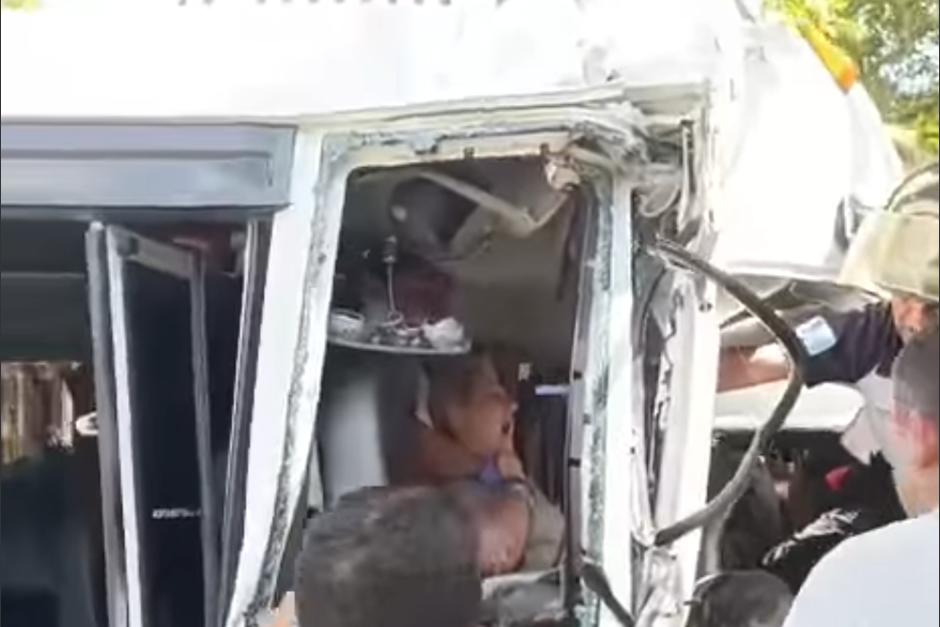 La mujer gritaba desesperada, mientras socorristas intentan rescatarla. (Foto: captura de video)