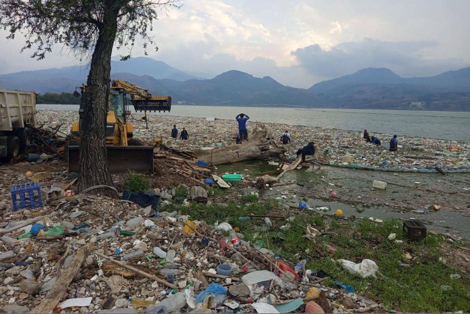 Una gran cantidad de basura ingreso al lago de Amatitl&aacute;n en los &uacute;ltimos d&iacute;as. (Foto: Amsa / Soy502)