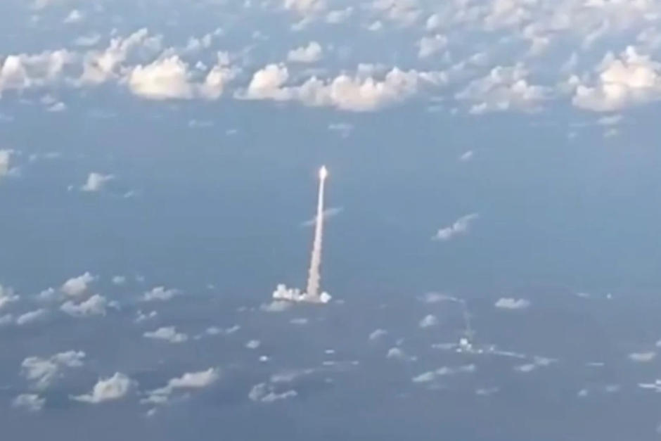 El espegue rumbo a la luna fue visto desde el aire por varios pasajeros. (Foto: Redes sociales)