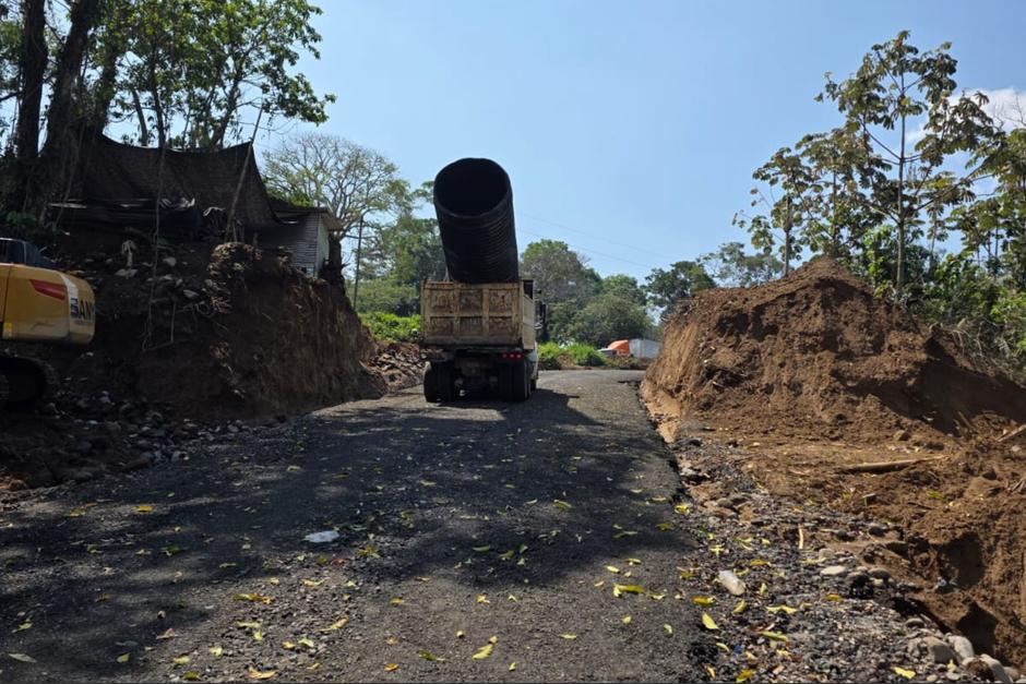 Covial trabaj&oacute; para despejar la ruta que qued&oacute; bloqueada por las lluvias. (Foto: CIV / Soy502)