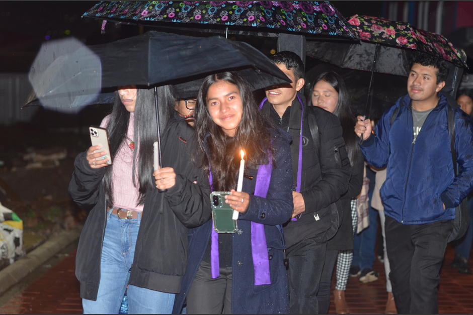 La comisi&oacute;n de alabanza acompa&ntilde;&oacute; con cantos religiosos.&nbsp;(Foto: Josu&eacute; Ardeano/Colaborador)