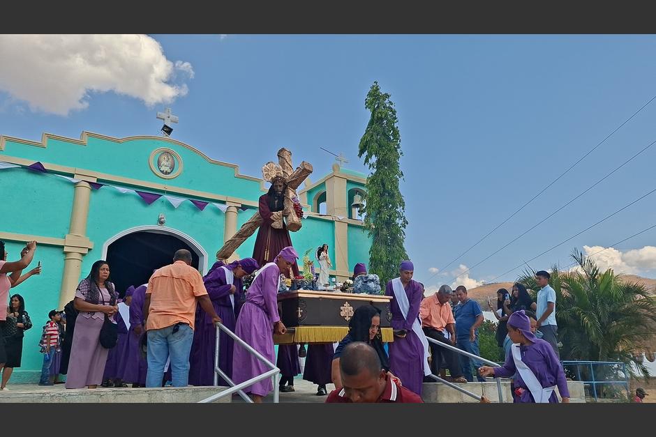 La imagen sali&oacute; del templo a recorrer las calles de la localidad.&nbsp;(Foto: Catalina Jarqu&iacute;n/Colaboradora)