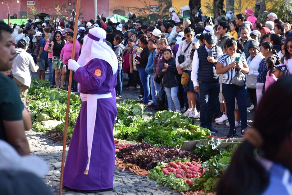 Cientos de fieles toman las verduras en cuanto pasa el cortejo. (Foto: Fredy Hern&aacute;ndez/Soy502)