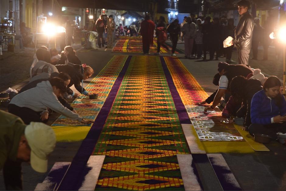 Los fieles se unen para realizar esta ofrenda de fe. (Foto: Fredy Hern&aacute;ndez/Soy502)