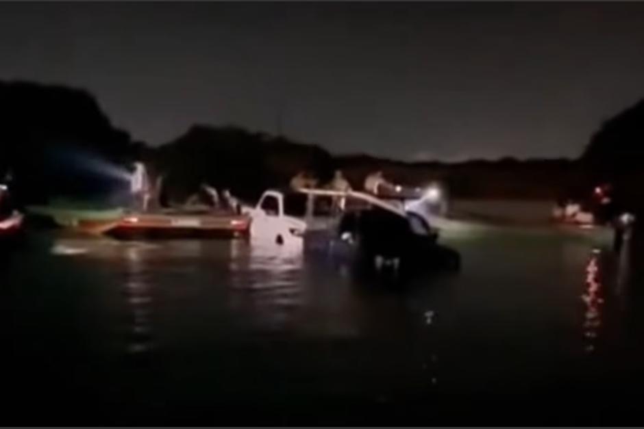 Ferry se hunde con varios autos en el cruce hacia Monterrico