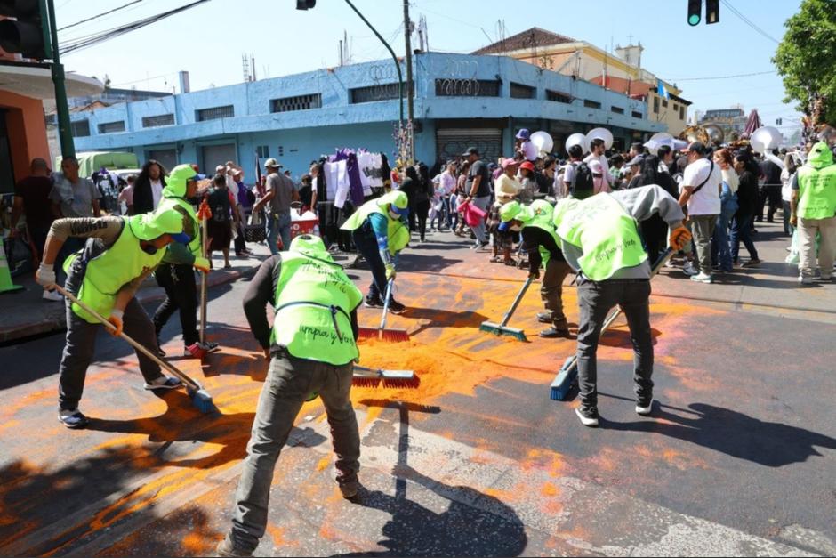 Equipos de limpieza municipal retiran los desechos de las calles de la ciudad. (Foto: Municipalidad de Guatemala / Soy502)