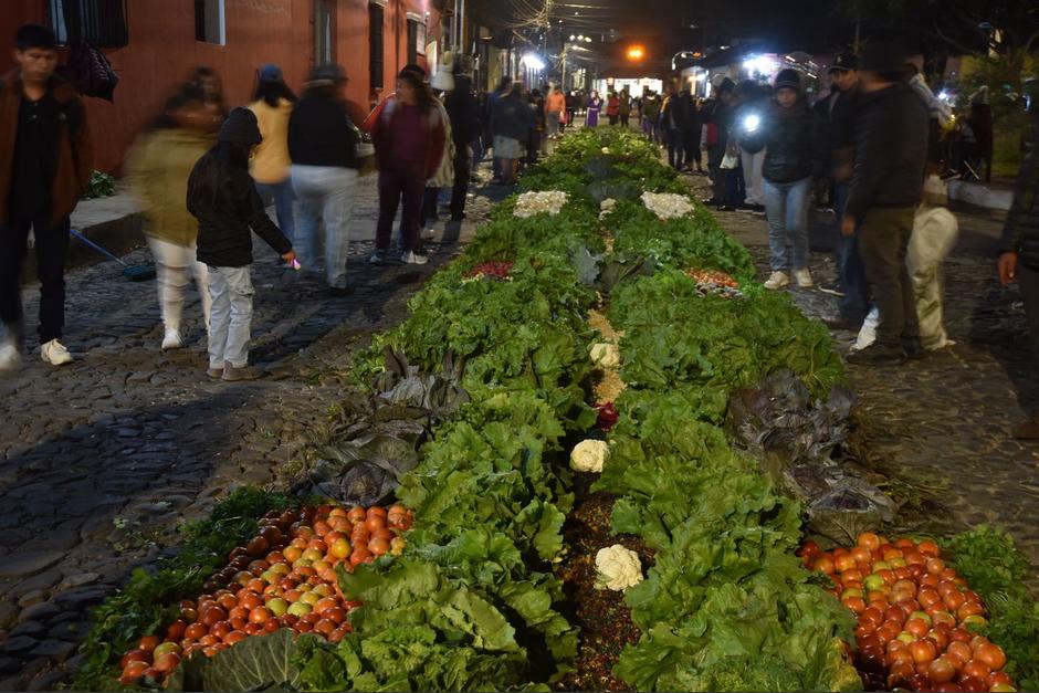 La alfombra se ha convertido en una tradici&oacute;n familiar. (Foto: Fredy Hern&aacute;ndez/Soy502)