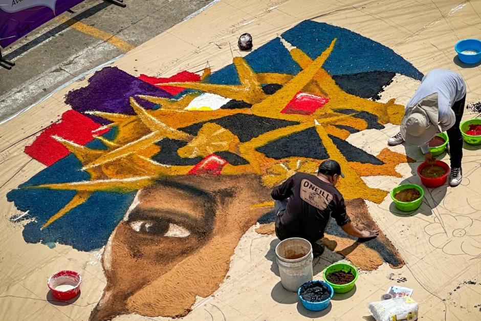 La alfombra gigante lleva cuatro a&ntilde;os de elaboraci&oacute;n en la plaza central de San Juan Sacatep&eacute;quez. (Foto: Muni San Juan Sacatep&eacute;quez)
