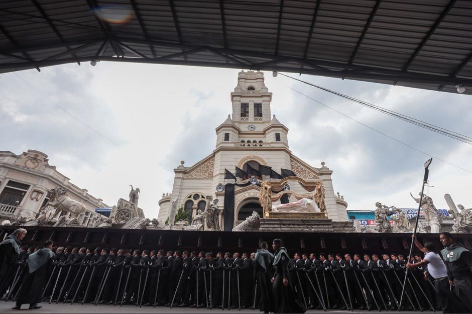 Multitud acompa&ntilde;a procesi&oacute;n de Jes&uacute;s Yacente pese a la lluvia