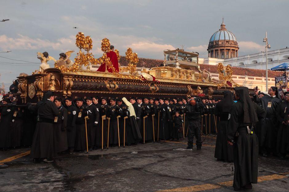 Visitantes se acercan a zona 1 para los cortejos procesionales que recorren las calles este viernes. (Foto: Oscar Rivas/Colaborador)