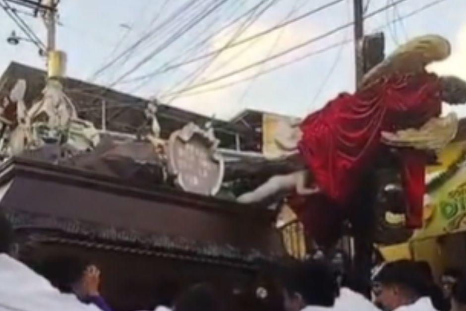 El sonido repentino alert&oacute; a fieles durante el cortejo procesional. (Foto: captura de video)