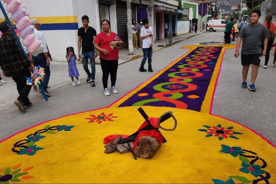 Imagen de una de las alfombras que fue destruida por la lluvia que cay&oacute; el mediod&iacute;a de este Viernes Santo en la cabecera departamental de Jalapa. (Foto: redes sociales / Soy502)
