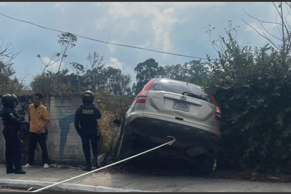 Auto queda al bordo de un barranco en Villa Nueva