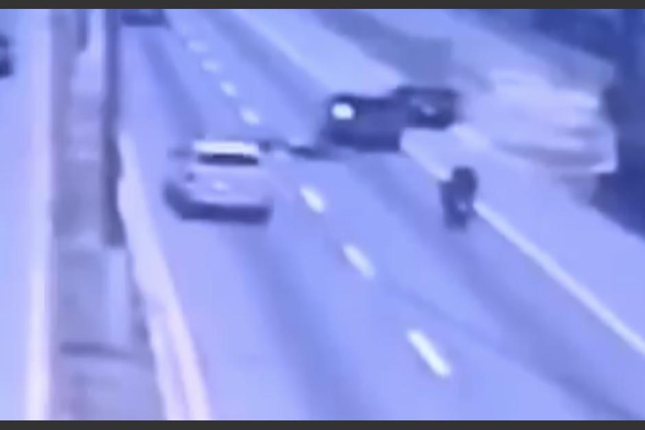 El conductor fue alcanzado, por lo que tuvo que detenerse. (Foto: captura de video)