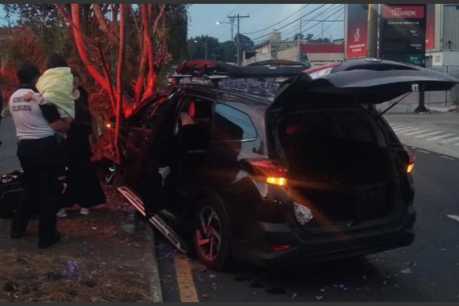 Conductora impacta contra un &aacute;rbol en bulevar San Crist&oacute;bal