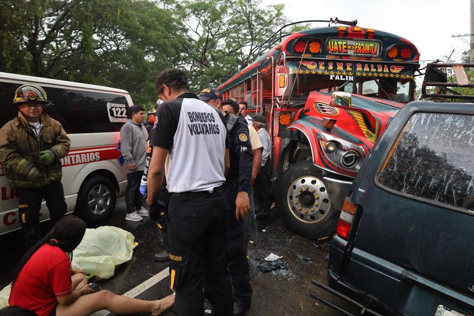 El accidente dej&oacute; al menos un muerto y 10 personas heridas. (Foto: Bomberos Voluntarios / Soy502)