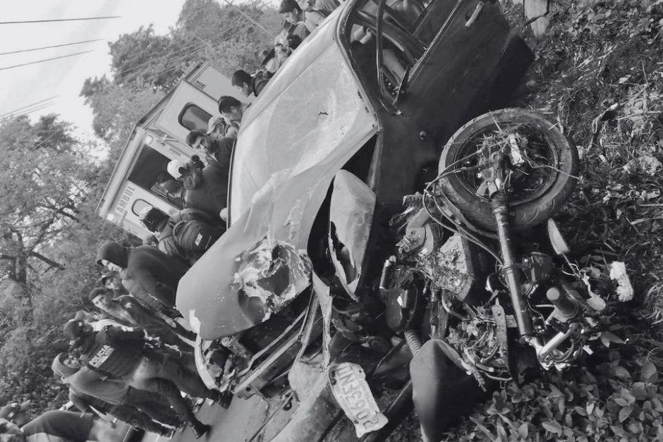 La motocicleta qued&oacute; atrapada debajo del veh&iacute;culo. (Foto: RRSS)