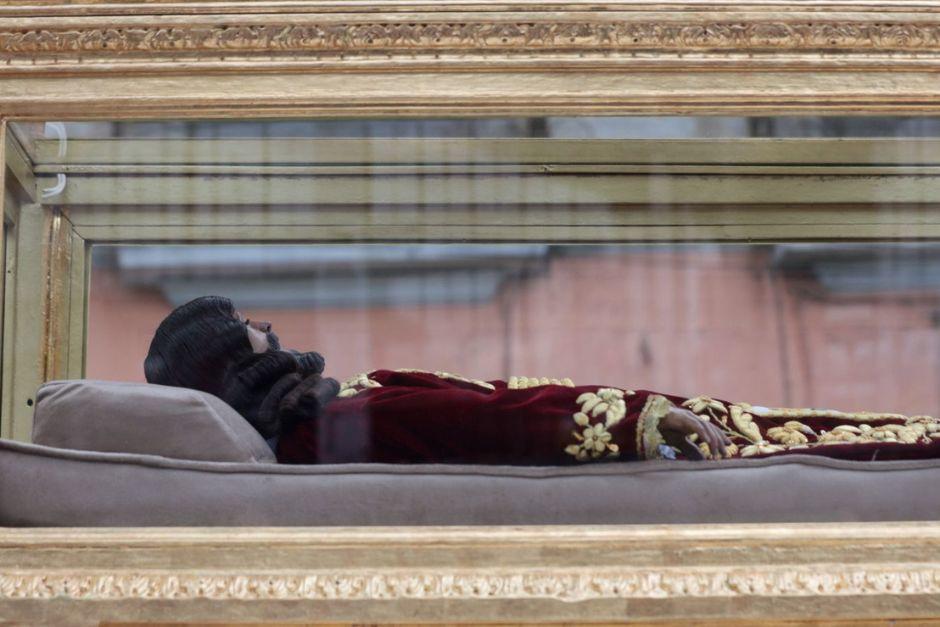 Los peque&ntilde;os fieles cargan la r&eacute;plica del Se&ntilde;or Sepultado, el Cristo del Amor.&nbsp;(Foto: &Oacute;scar Rivas/SOY502)