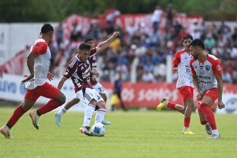 Los cremas sufrieron, pero consiguieron un punto en Jutiapa. (Foto: Pedro Pablo Mijangos / Nuestro Diario)